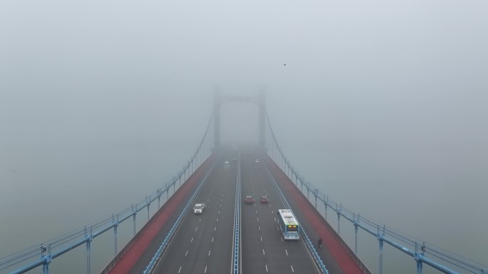 航拍冬天大雾天气襄阳汉江凤雏大桥城市风光