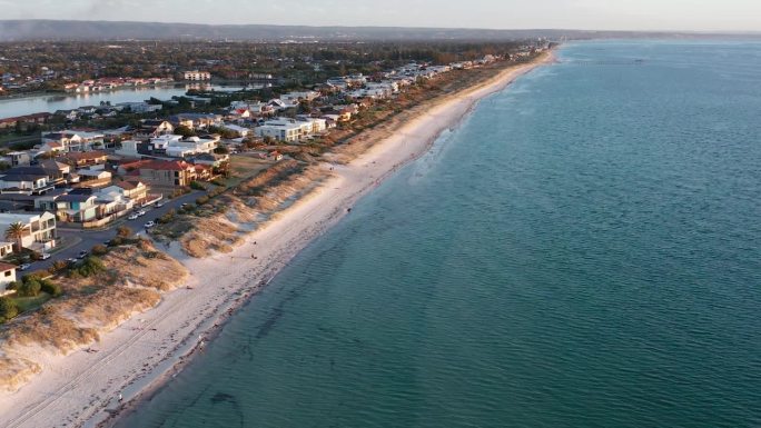 南澳大利亚阿德莱德丁尼森海滩和郊区日落鸟瞰图