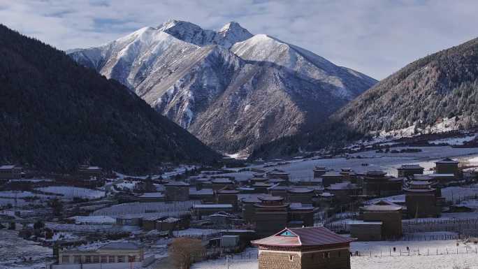 航拍雪后的川西贡嘎山乡上城子村雪景