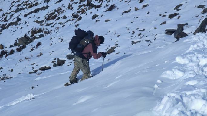 攀登乌库楚雪山的登山者大雪中徒步行进