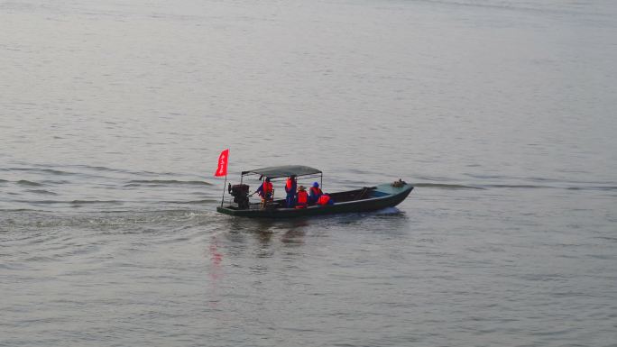 长江上航行的救援小船