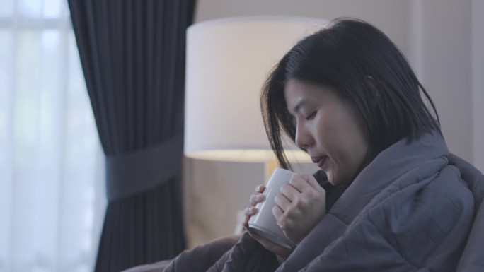 美丽的亚洲女人在家里躺在卧室的床上有抑郁和悲伤，保健和医疗的概念