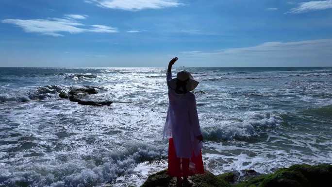 海岸线沙滩海浪美女