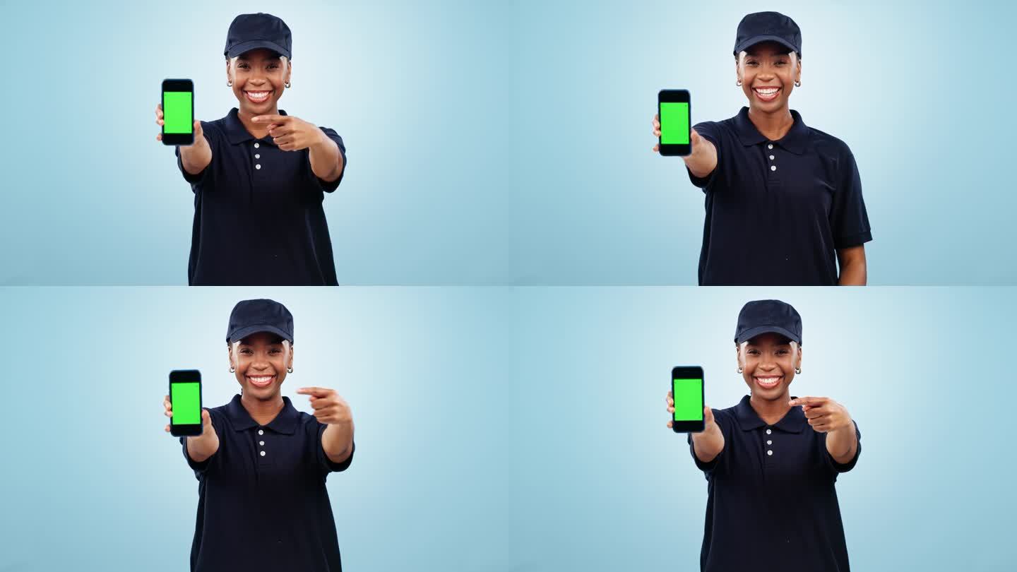 快乐的黑人女性，拿着手机，指着蓝色工作室背景下绿色的送货应用屏幕。非洲女性或员工的肖像展示移动智能手