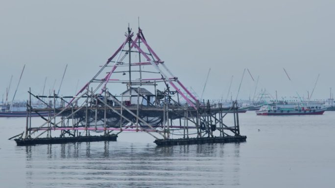白天，捕鱼图停在南榜渔村港口的渔船中间