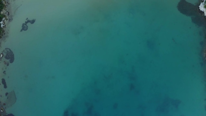 希腊马拉西亚野生海滩的无人机俯视图