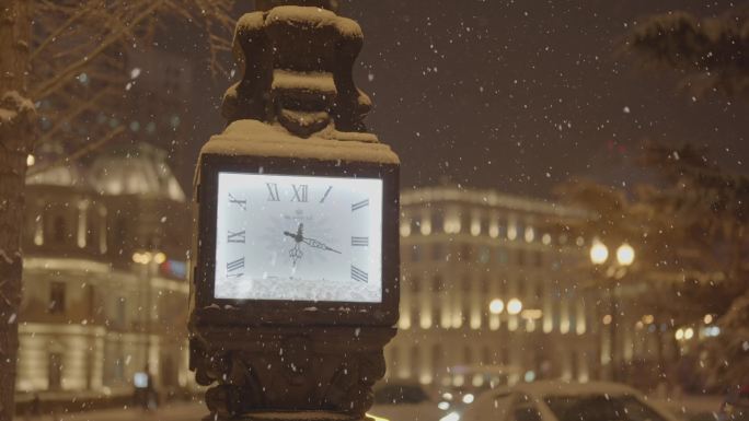 大连中山广场雪景钟表指针光阴流逝视频素材