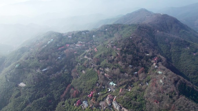 无人机拍摄的中国浙江省德清县莫干山。美丽的秋日竹林景观及山间各类别墅，4k实时画面，高角度视角。