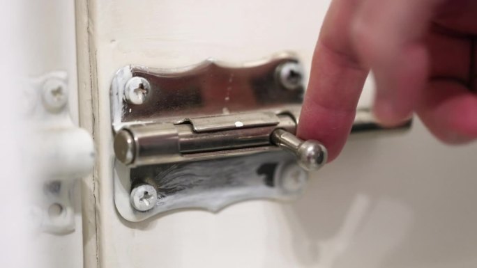 用一个简单的门闩锁上门，以便更近地观察。