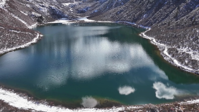 四川甘孜航拍雪后贡嘎山乡森林海子风光