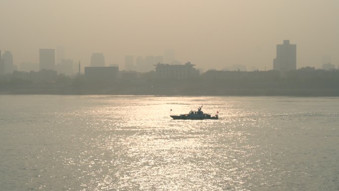 清晨长江上航行的海事船