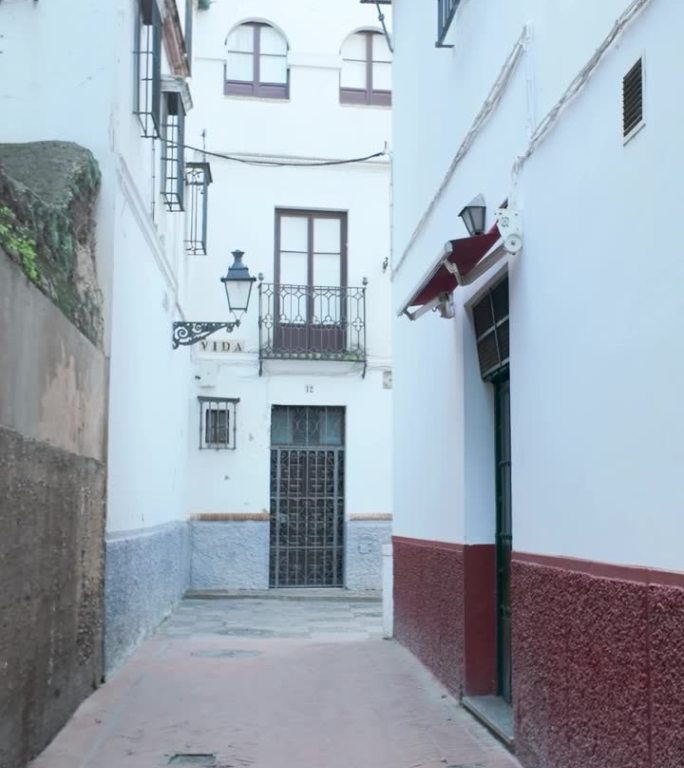 走在西班牙安达卢西亚塞维利亚的圣克鲁斯社区狭窄的街道上，这里也被称为犹太区或犹太区。