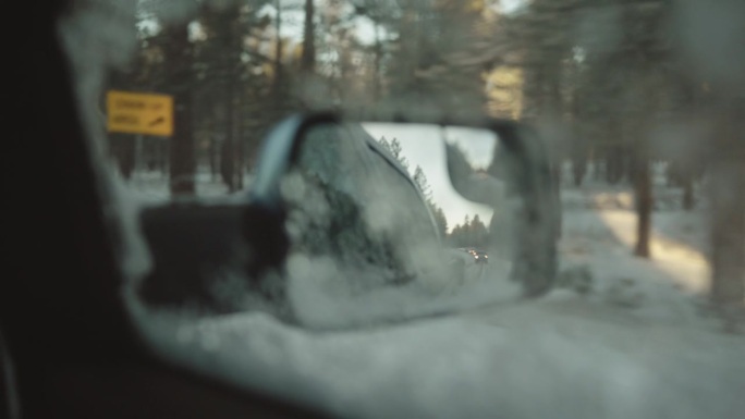 在雪地里开车时，窗外的景色