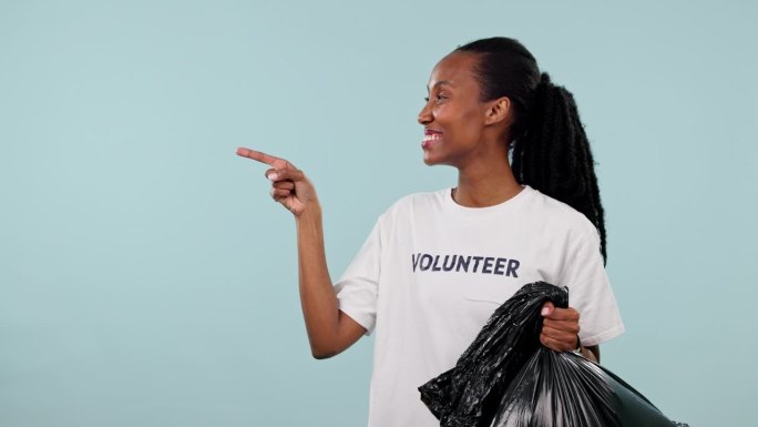 塑料袋、黑人妇女的点赞或志愿者对垃圾清洁协议、气候变化反馈或回收竖起大拇指。工作室模型空间，非政府组