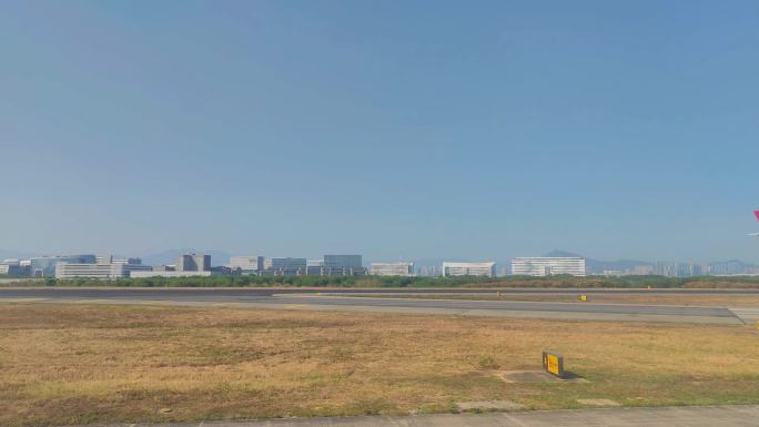 厦门高崎国际机场跑道上起飞的飞机