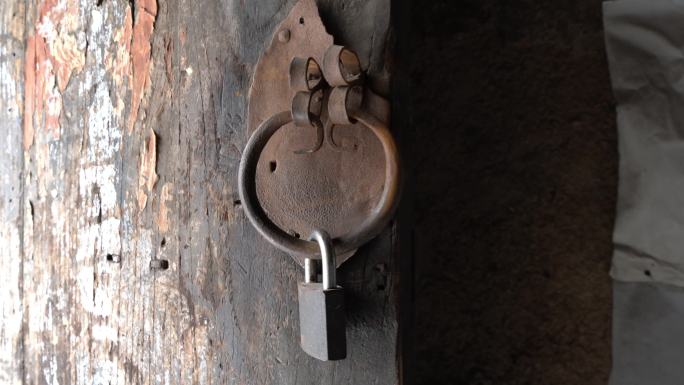 乡村的老木门铁锁