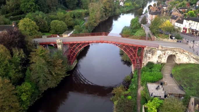 英国什罗普郡铁桥上横跨塞文河的铁桥的高空无人机镜头