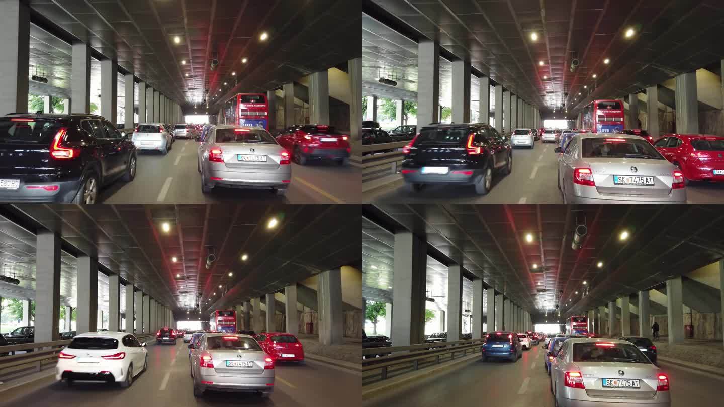 在斯科普里市的隧道通道，交通正在高峰时间排队