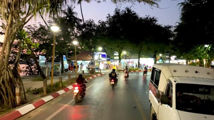 2019年12月26日，泰国奥南:晚上城市步行街上的交通
