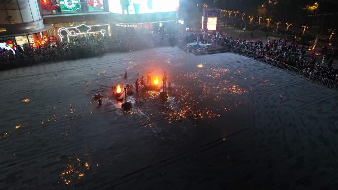 传统非遗打铁花表演新年跨年夜徐州弘阳广场