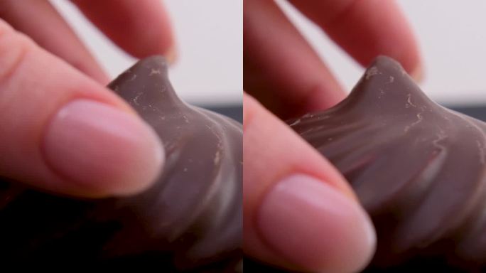 美味的甜点棉花糖在巧克力在一个黑色的盘子里女性手拿午餐自制手工美丽的餐厅服务反射特写广告糖果师课程生