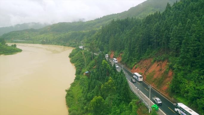 路上行驶的旅游车队