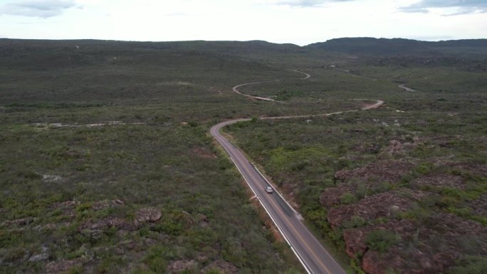 无人机拍摄的一辆汽车行驶在从Lençóis到巴西巴伊亚州帕蒂河谷伊比科亚拉的路上的视频