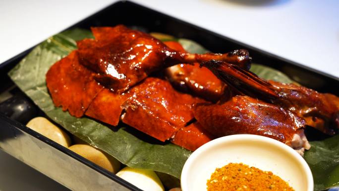 中国传统美食，肉质细腻多汁的脆皮烤鸭摆盘