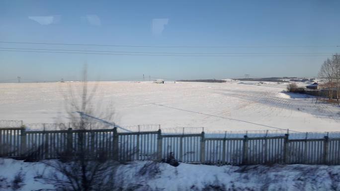 火车窗外的冬季风景