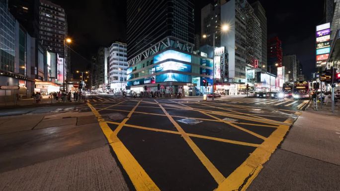 中国人走过香港旺角购物区的斑马线。