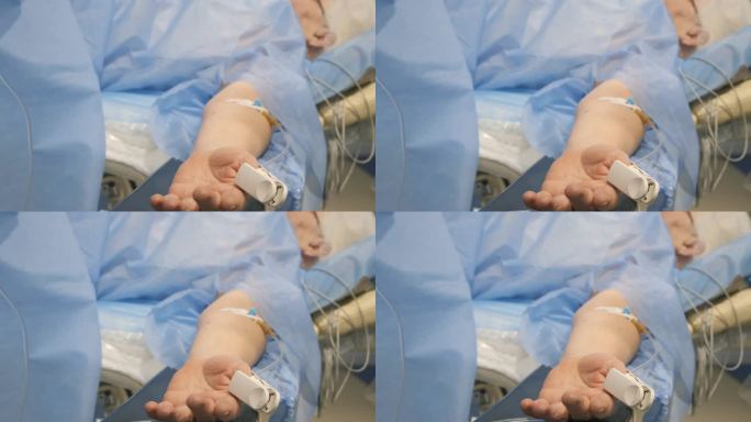 手术中的病人手臂上插着静脉导管。手术