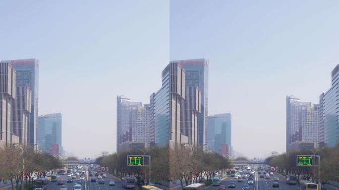 晴朗的一天，中国北京中央商务区。摩天大楼和高速公路上的汽车交通。垂直视频