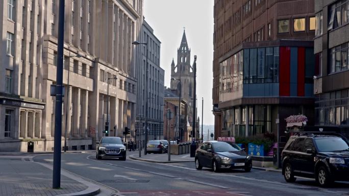 英国利物浦- 2023年5月20日:一个春天的下午，英国利物浦市中心教堂街的汽车广角镜头