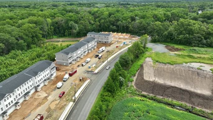 无人机拍摄的在建建筑在门罗帕克莱纳新住宅公寓大楼，美国