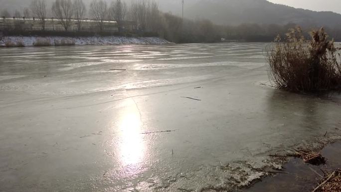 河流冰封 凿冰 砸冰 抓鱼 钓鱼