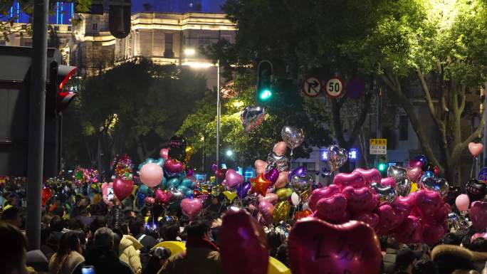 武汉江汉路人流涌动的气球