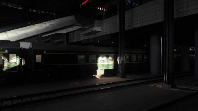 哈尔滨火车站站台和谐号