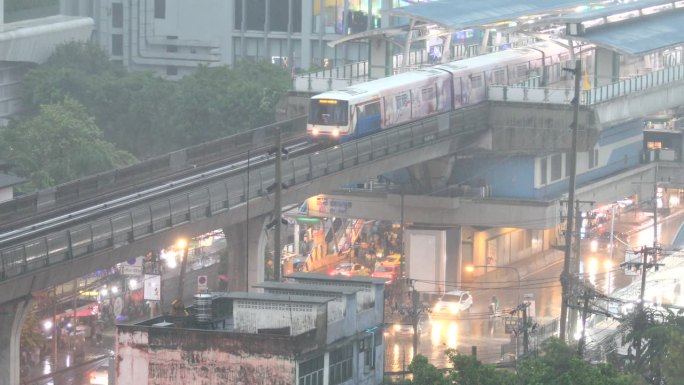 泰国曼谷——2021年6月8日:曼谷On Nut BTS站下起了暴雨。雨中火车在城市。恶劣的天气条件