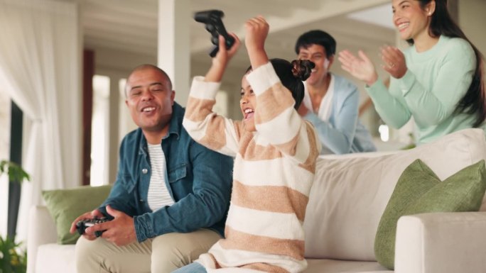 孩子们玩游戏，家人和家庭在客厅的电视上庆祝电子竞技胜利。爷爷，年轻的女孩，兴奋的视频游戏和比赛在电视
