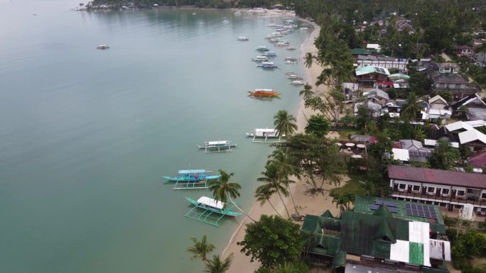 五颜六色的小船和清晨的热带渔村巴顿港