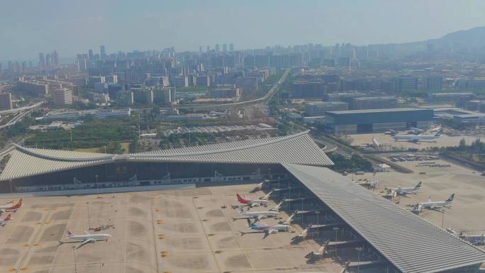 飞机窗外的厦门高崎国际机场T4航站楼