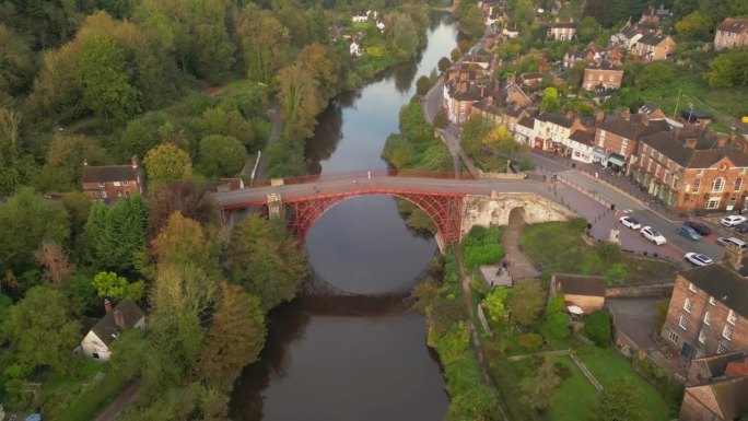 俯瞰横跨塞文河的铁桥和英国铁桥村的建筑物