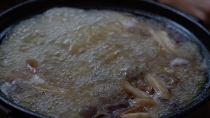 砂锅野生菌汤炖鸡火锅开锅沸腾特写