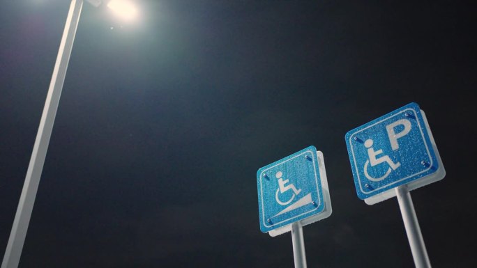 残疾人停车位的标志或停车场的残疾人标志。