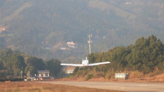 长沙宁乡通航机场飞行的轻型运动类飞机