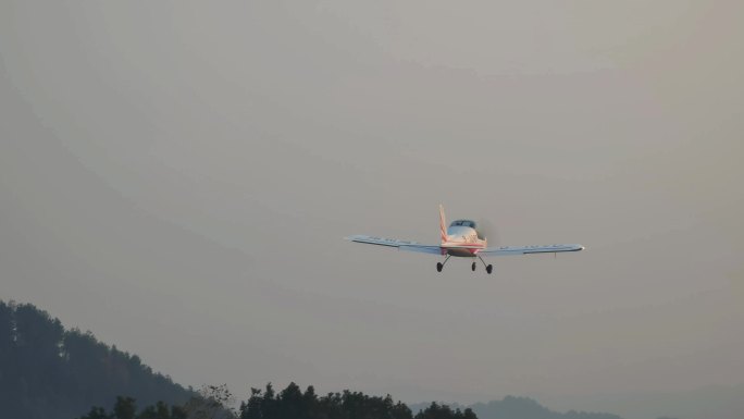 湖南长沙宁乡飞行的轻型运动类飞机
