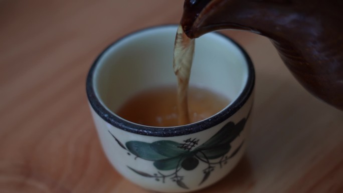 中式茶具茶壶倒茶特写