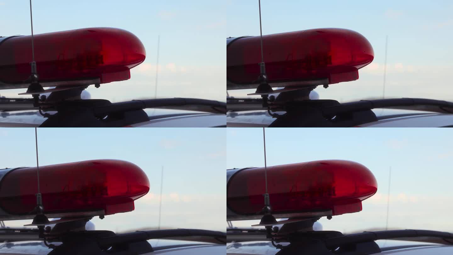 警车车顶上的红色闪烁灯。警用闪光灯。车顶上的闪光灯。急救车上的闪光灯护送车的车灯。慢动作视频。