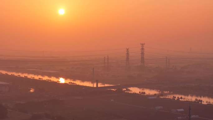 夕阳下的高压输电线