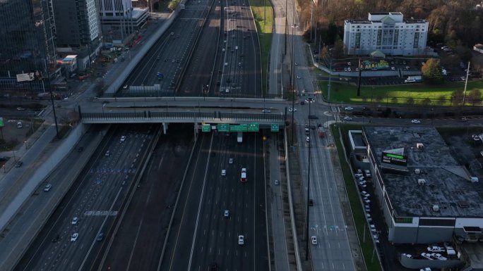 美国乔治亚州亚特兰大市中心，镜头拉远显示高速公路交叉口的交通状况